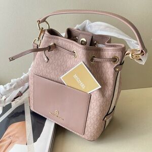 (new+tag) Michael Kors Maeve medium bucket messenger signature monogram pink